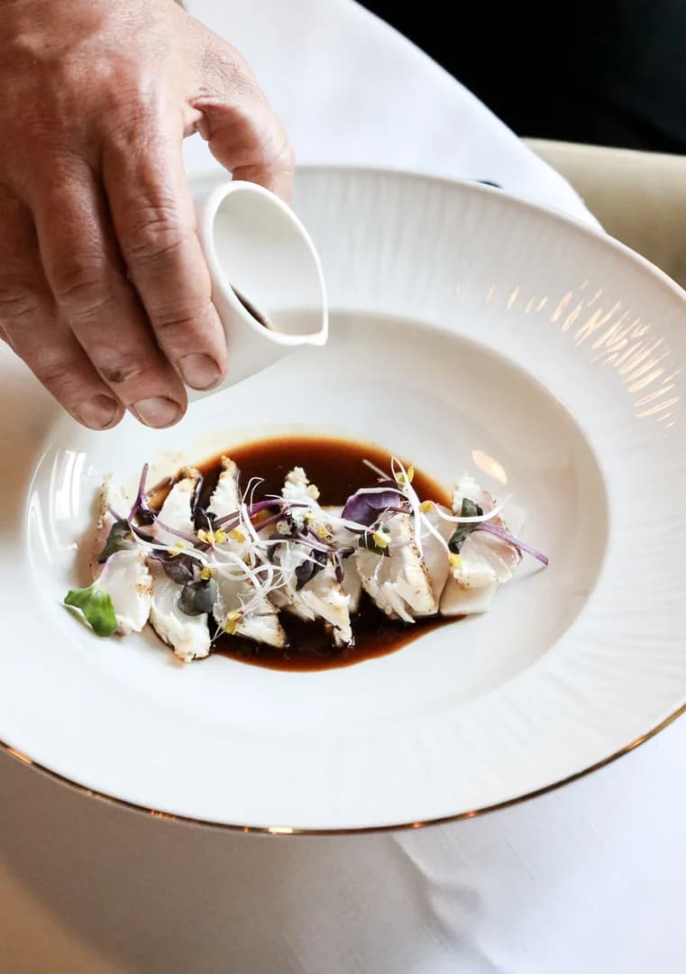 Saus over hamachi