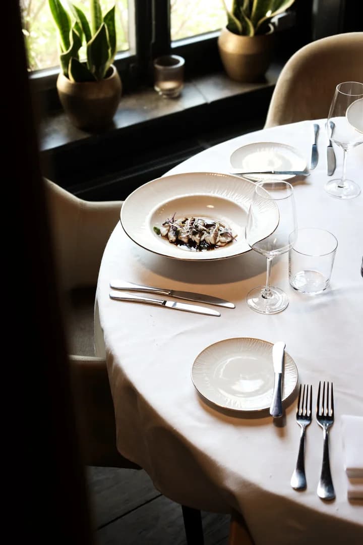 Tafel met glaswerk in avondlicht