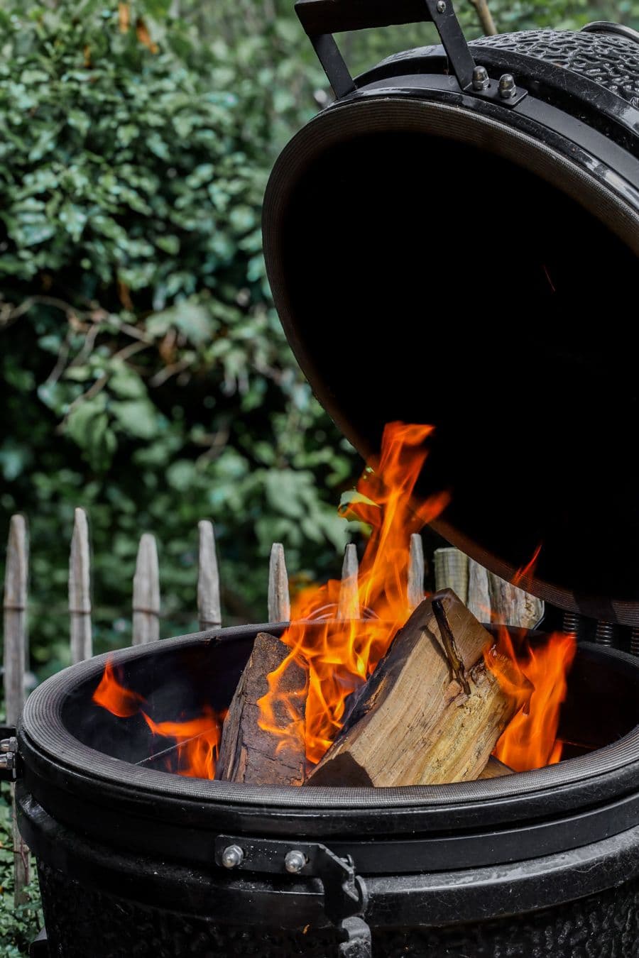Brandend houtvuur in een kamado-barbecue — Fire Friday bij Baron