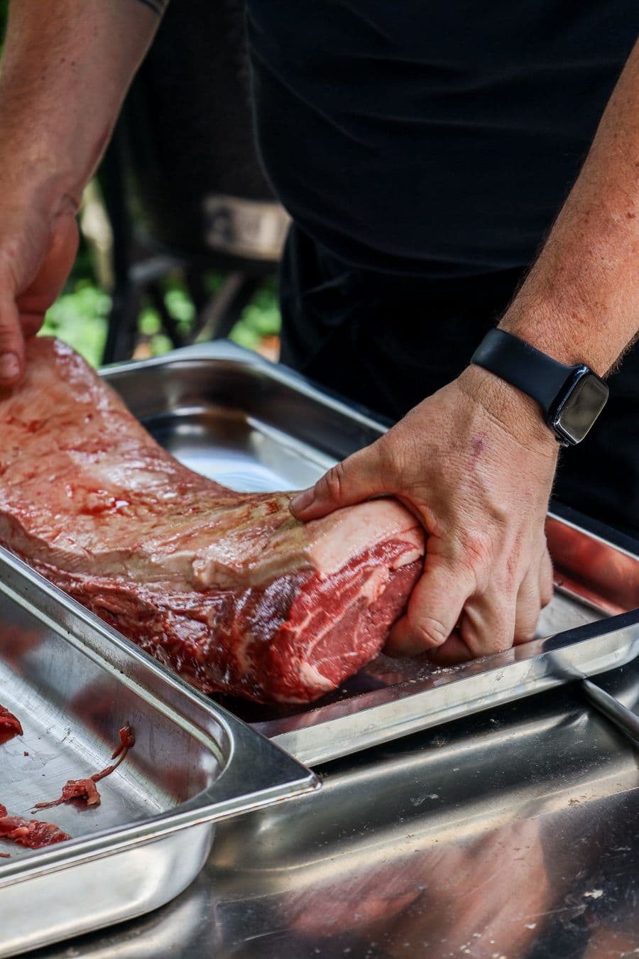 Chef bereidt een stuk rundvlees voor aan de barbecue